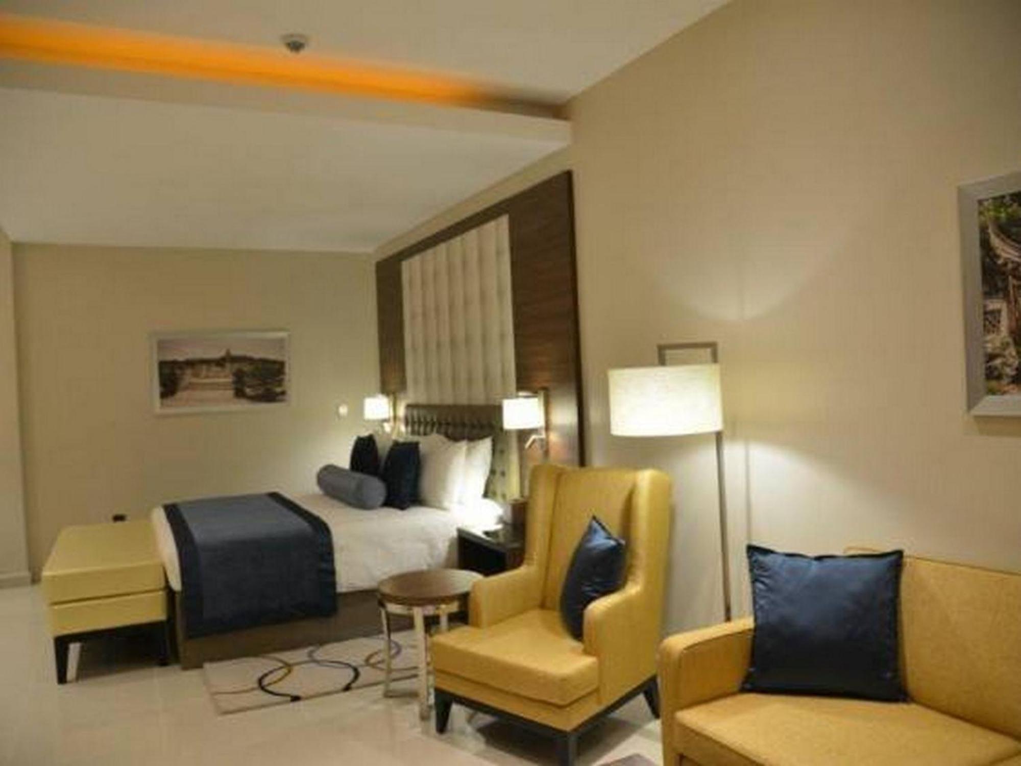 Room In Lodge - The Envoy Hotel And Suites Абуджа Экстерьер фото